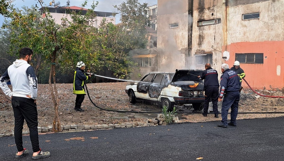 Hatay'da park halindeki otomobil alev alev yandı