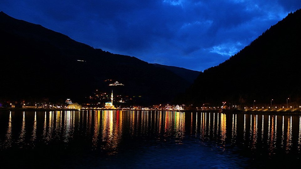 Trabzon'un simgelerinden Uzungöl'ün gecesi de ayrı güzel - 1