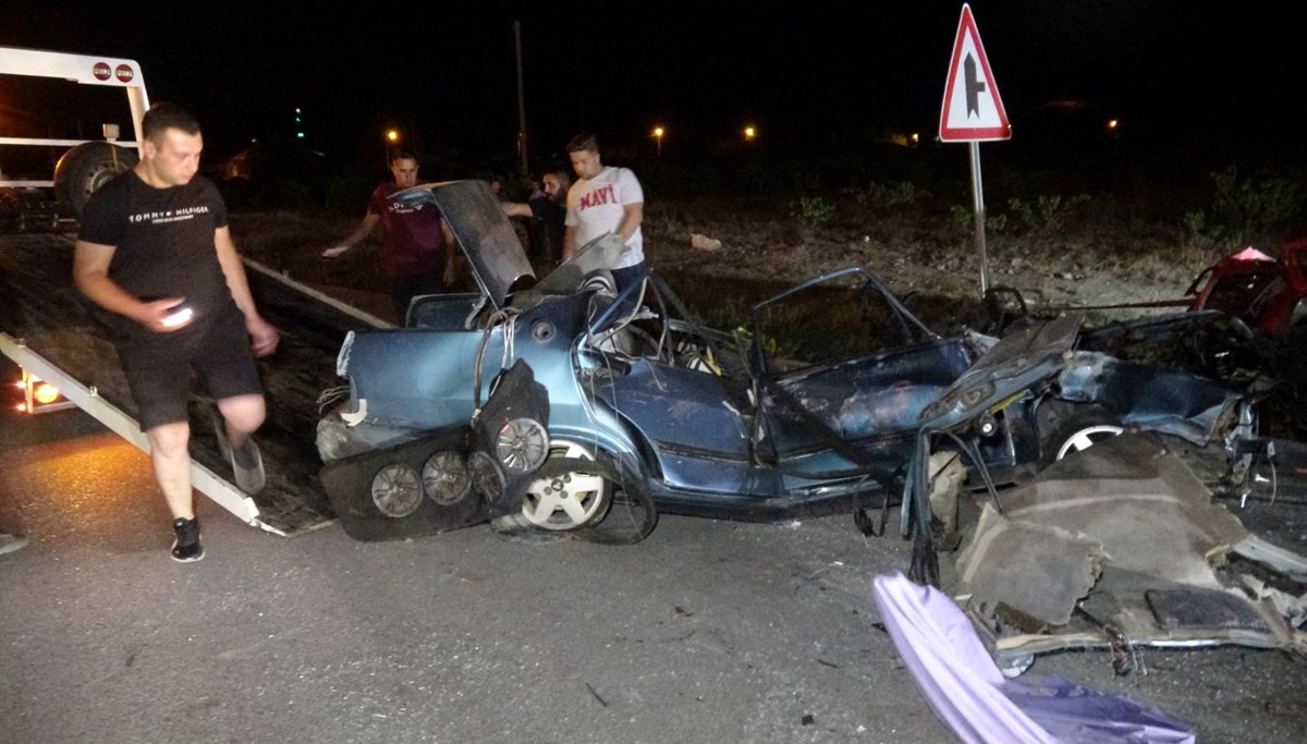 Kontrolden çıkan otomobil, karşı şeritten gelen aracın üzerine düştü: 2 ölü, 3 yaralı