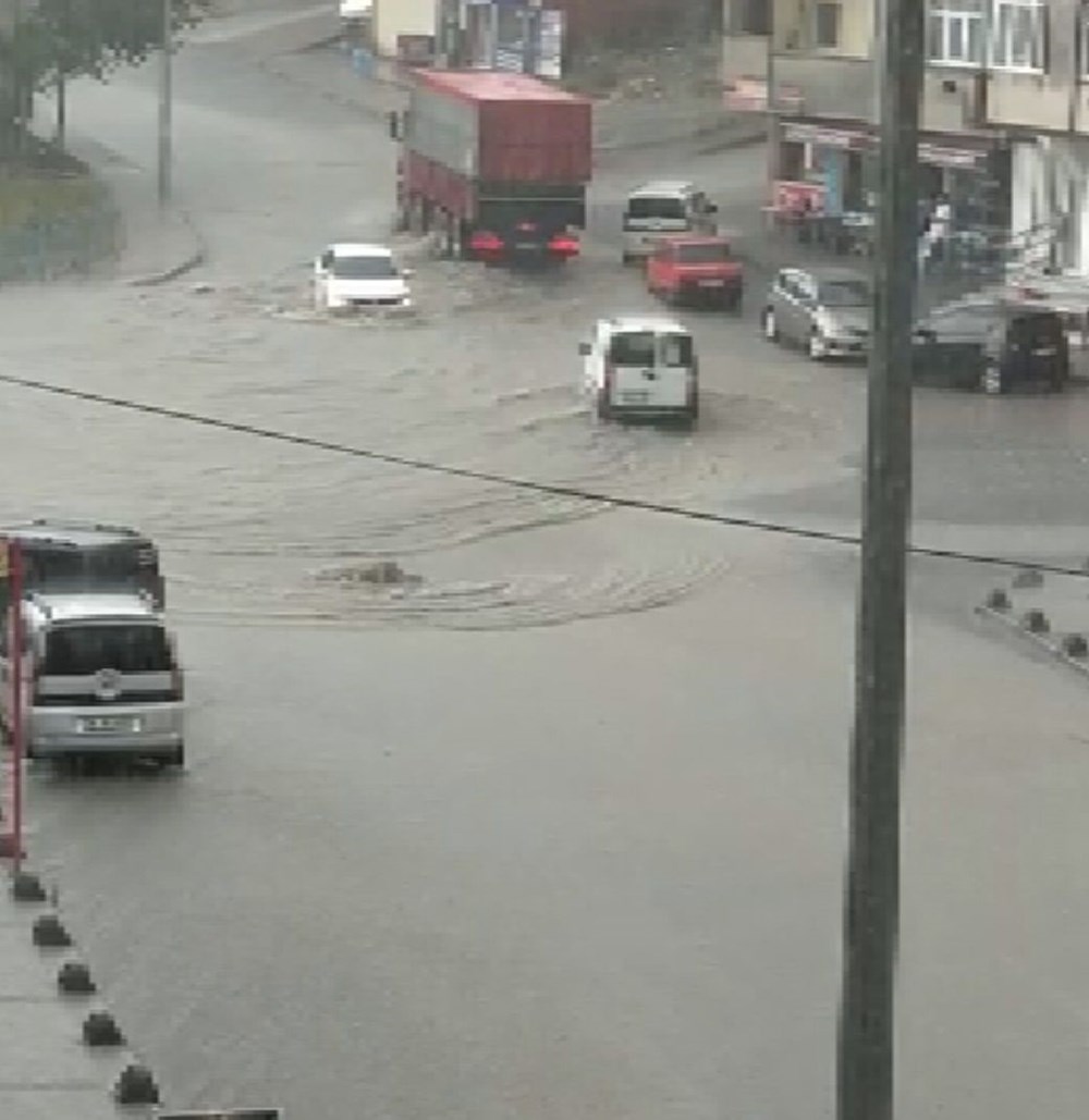 İstanbul'da şiddetli yağış: Yollar göle döndü, boğaza çamurlu su aktı - 10