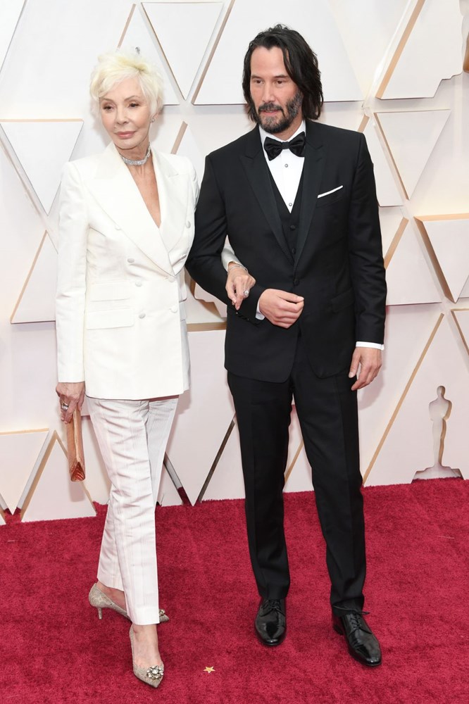 Patricia Taylor ve Keanu Reeves oscar red carpet(Suit: Dolce & Gabbana)