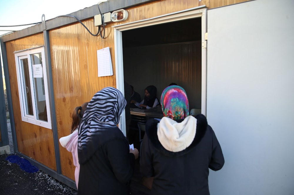 Deprem bölgesinde vatandaşlar sandık başında - 4