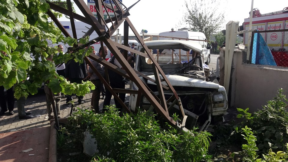 Adana'da kamyonet duvara çarptı: 3 ölü, 1 yaralı - 1