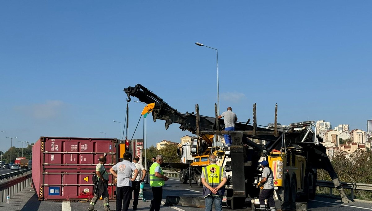 Avcılar D-100 Karayolunda TIR devrildi: Yan yol trafiğe kapatıldı