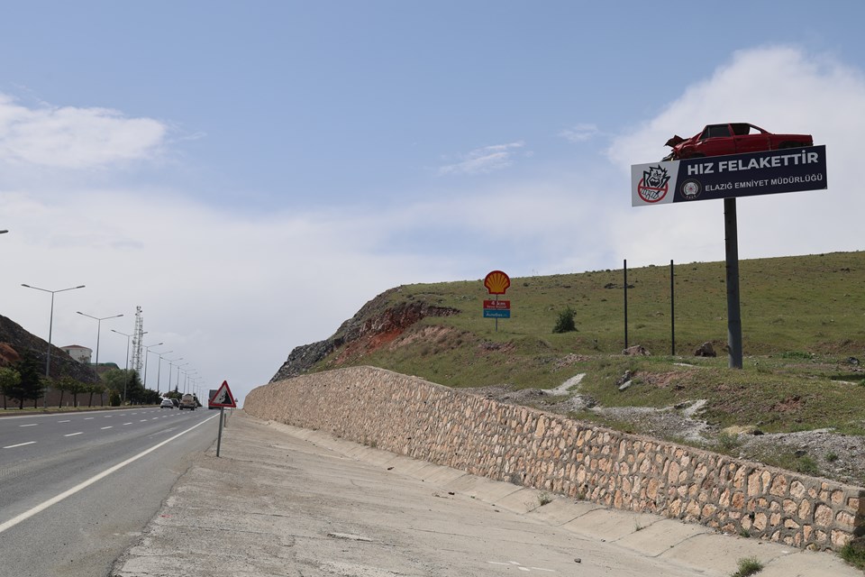 Yol kenarına yerleştirilen kazalı araç sürücüleri yavaşlattı - 1