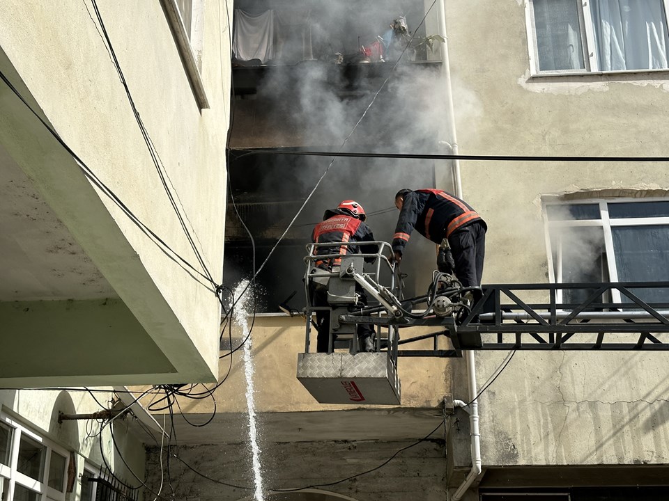 Sakarya’da üç katlı binada yangın - 1