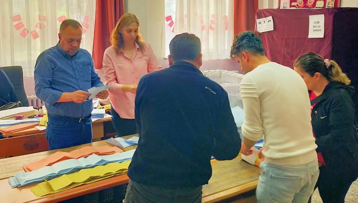 Bir mahallede oylar kayboldu, diğerinde çöpe atıldı: 2 noktada seçim yenilenecek Bir mahallede oylar kayboldu, diğerinde çöpe atıldı: 2 noktada seçim yenilenecek