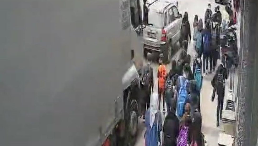 Denizli'de korkutan olay!
10 yaşındaki çocuk kamyonun altında kalmaktan son anda kurtuldu