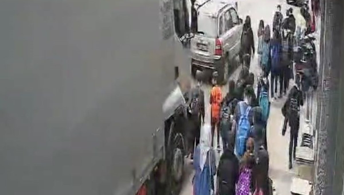 Denizli'de korkutan olay!
10 yaşındaki çocuk kamyonun altında kalmaktan son anda kurtuldu