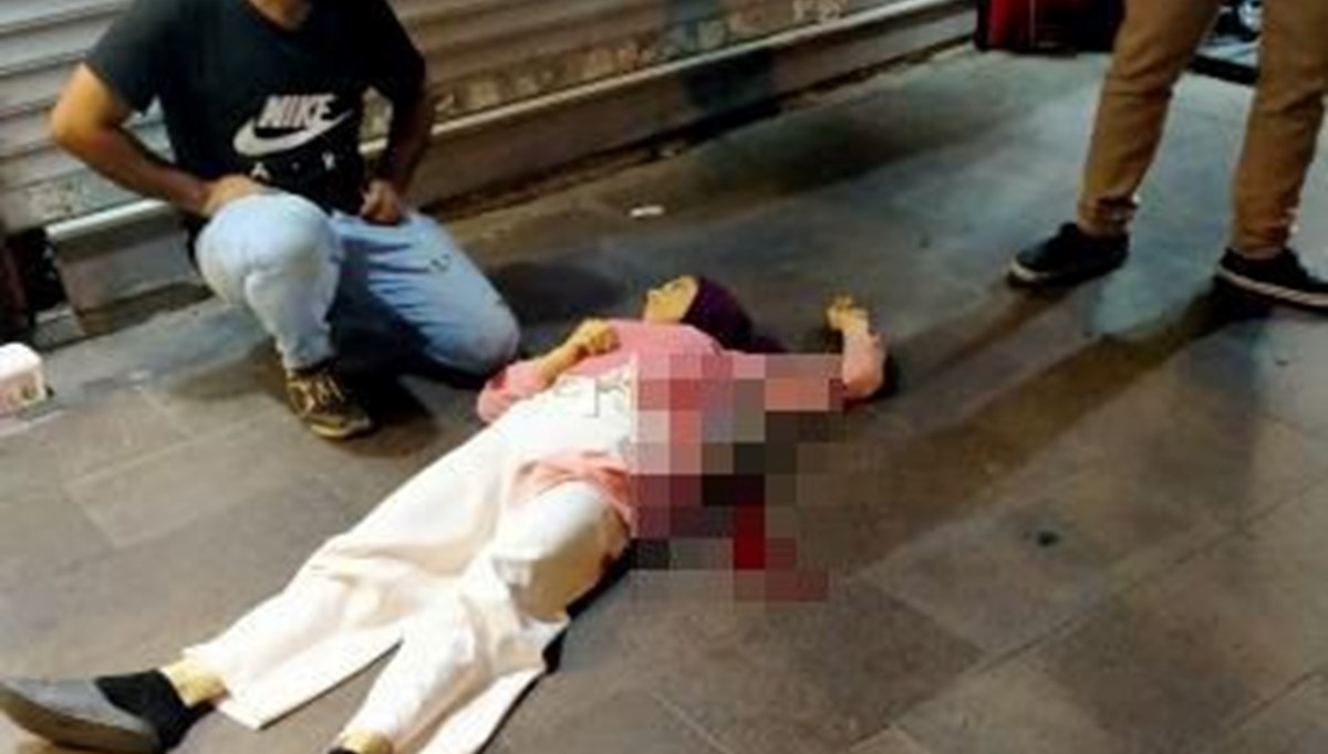Barışma teklifini reddeden eşini sokak ortasında bıçaklayarak öldürdü Barışma teklifini reddeden eşini sokak ortasında bıçaklayarak öldürdü