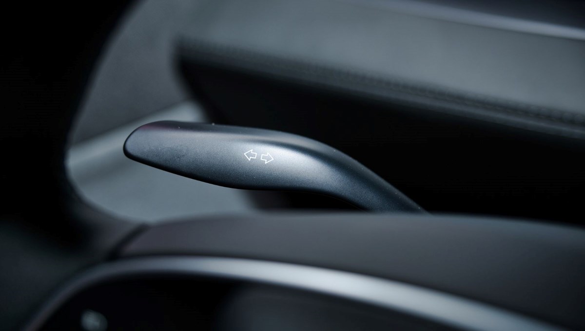 Tesla'dan satılık sinyal kolu