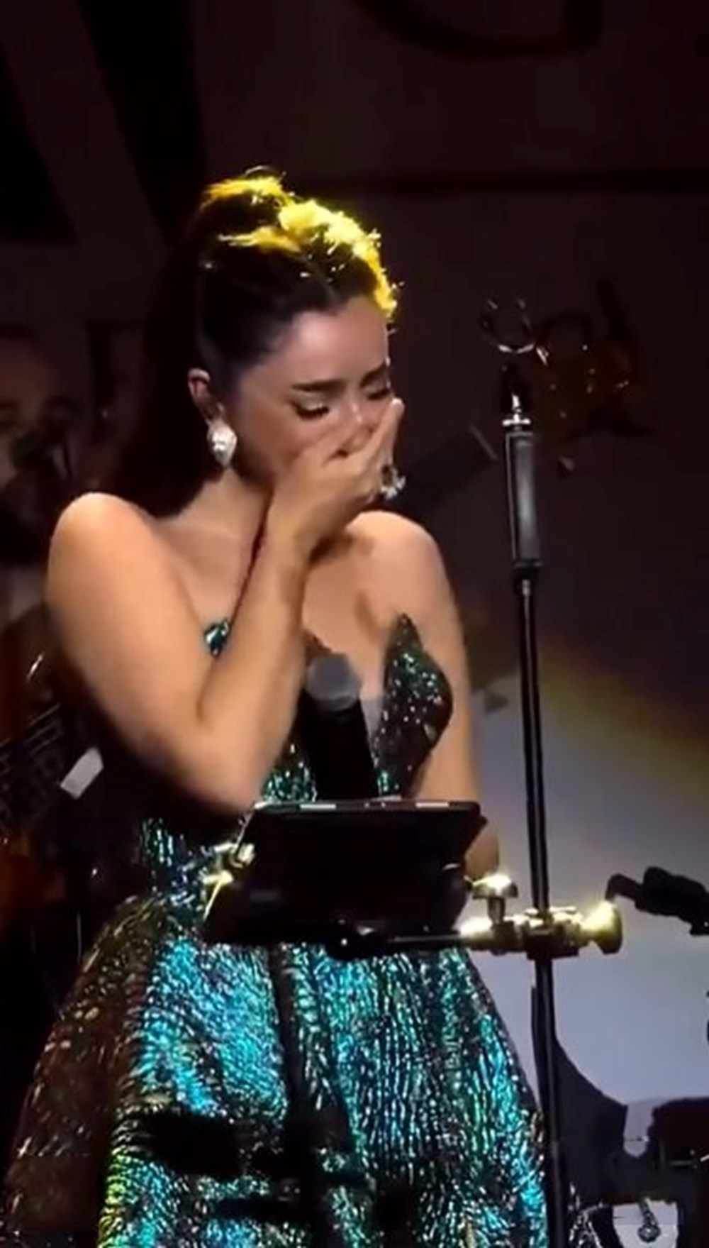 Volkan Konak'ın Müzikleriyle Yürekler Paramparça: Sahneden Unutulmaz Bir Anma 75 fKGi9rTHCEKGqZk0bwX7fw