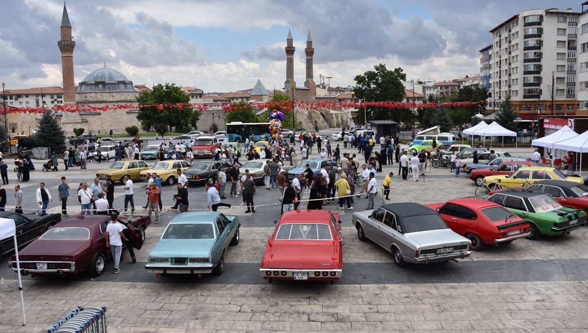 Sivas'ta klasik otomobil fuarı