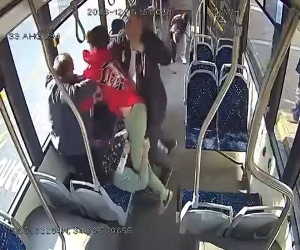 Belediye otobüsünde dehşet anları: Lise müdürü ile oğlu tartıştıkları yaşlı çifti dövdü - 6