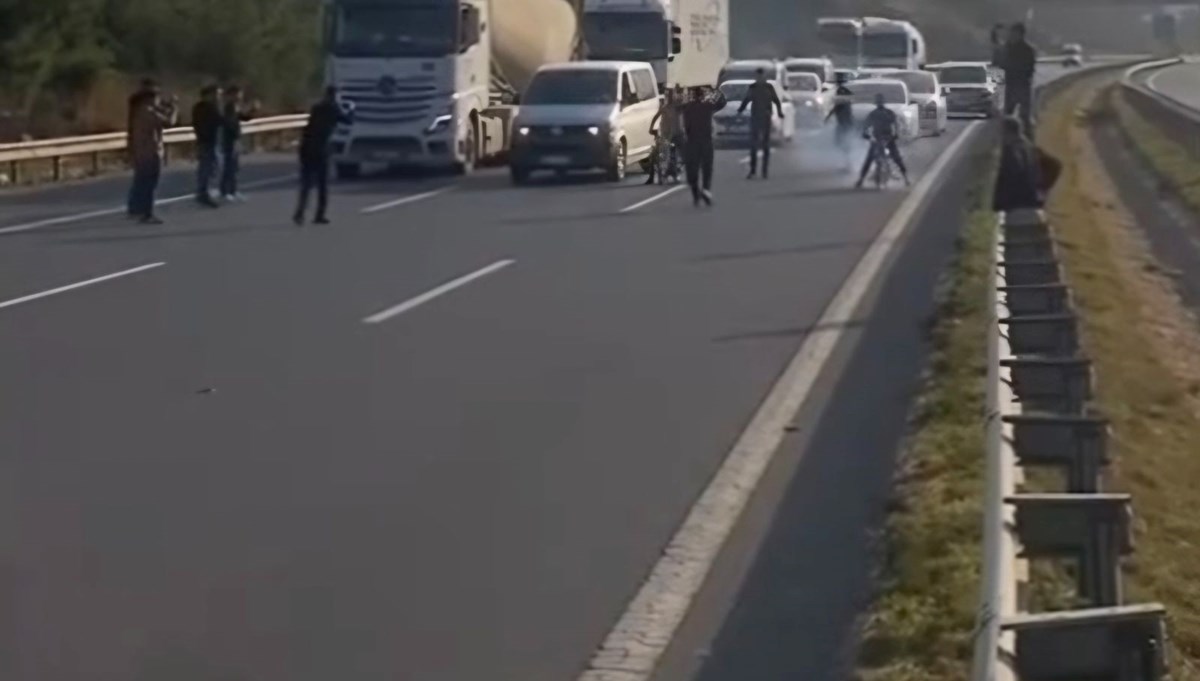 Otoyolu kapatıp motosikletlerle yarış yaptılar Otoyolu kapatıp motosikletlerle yarış yaptılar