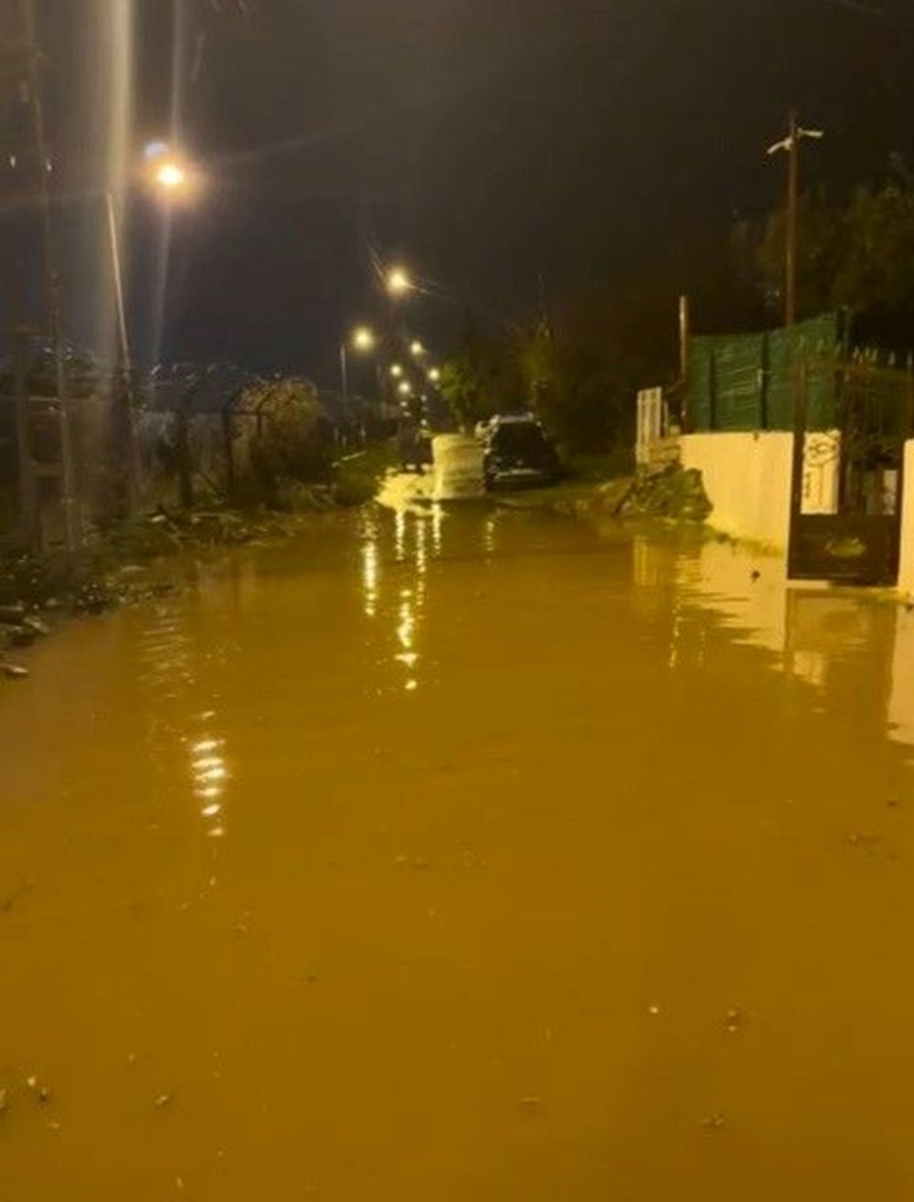 İskenderun'da şiddetli yağışla birlikte caddeler göle döndü - 7