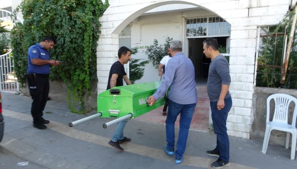 Banyoda feci ölüm: Komşuları yardıma koştu ama kan kaybından yaşamını yitirdi Banyoda feci ölüm: Komşuları yardıma koştu ama kan kaybından yaşamını yitirdi