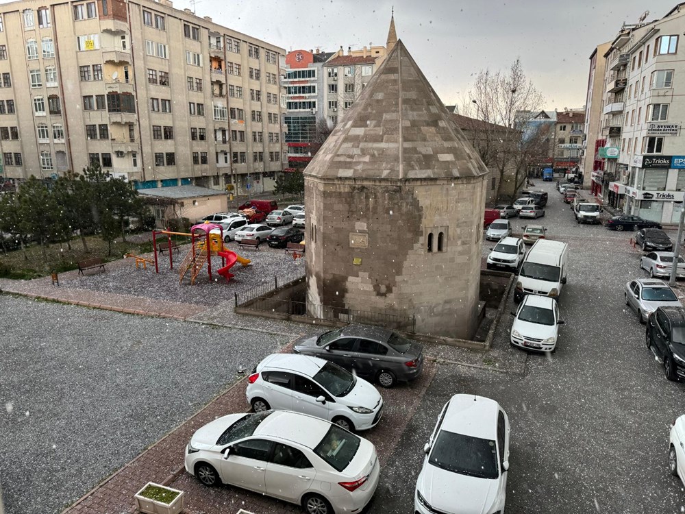 Kayseri'de dolu yağışı: 10 dakika sürdü, yollar beyaza büründü - 1