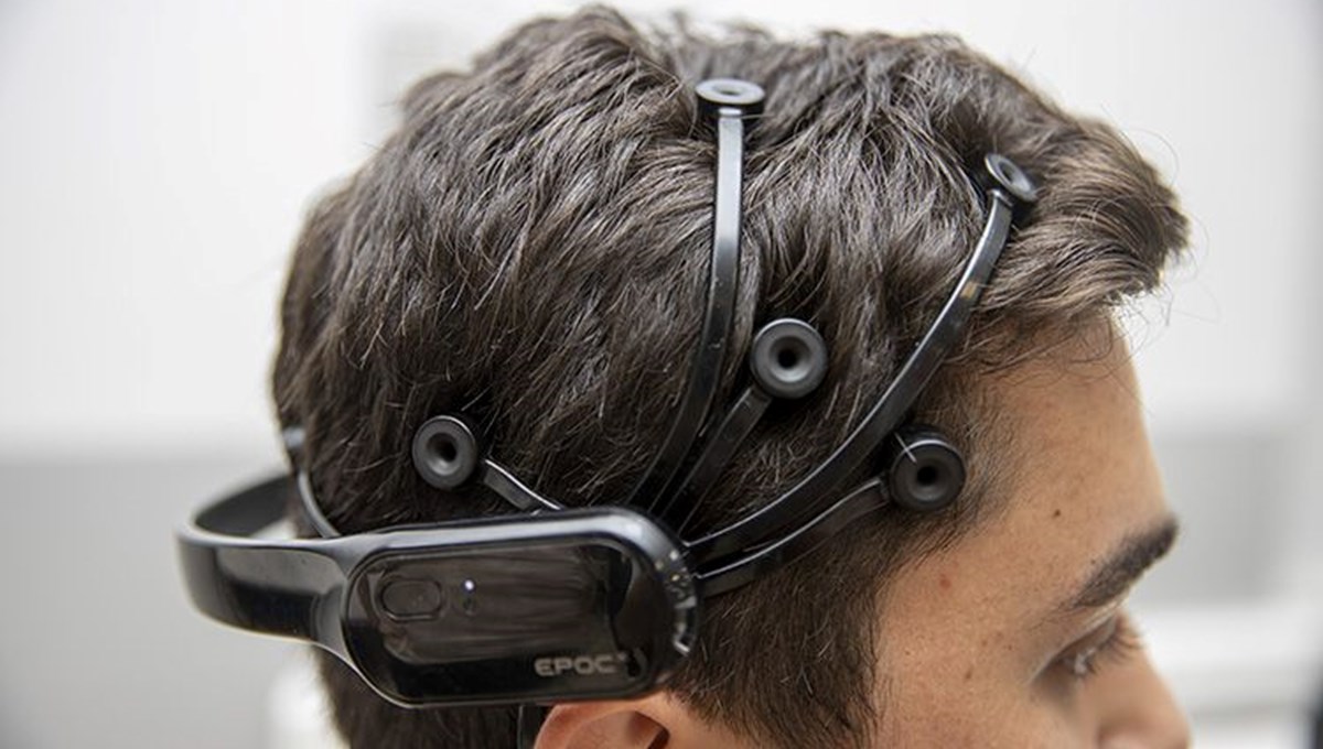 Felçli adam düşünce gücüyle robot kolu hareket ettirdi