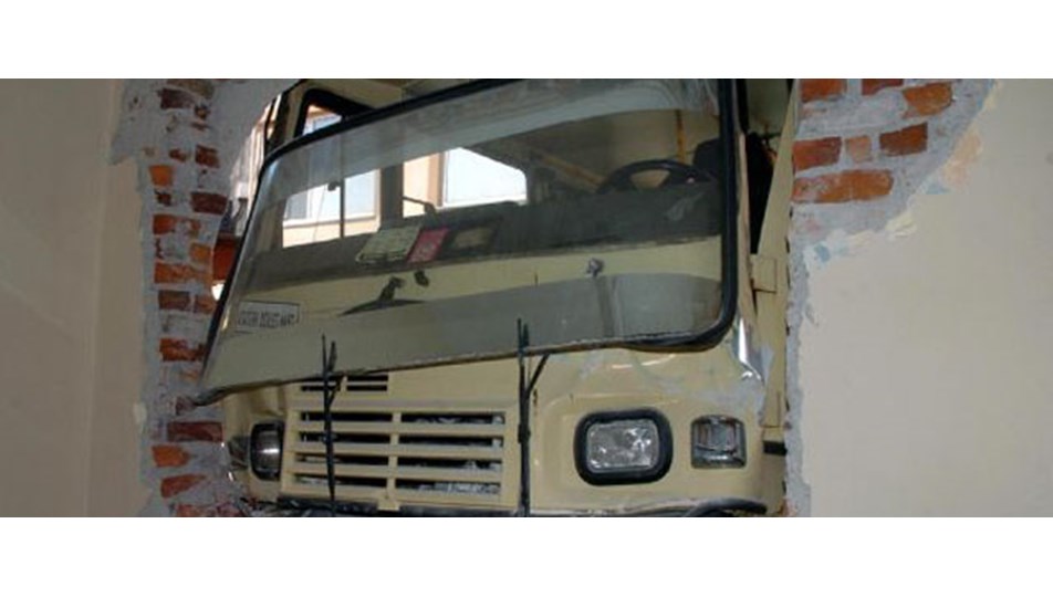 Pencereden içeri minibüs girdi