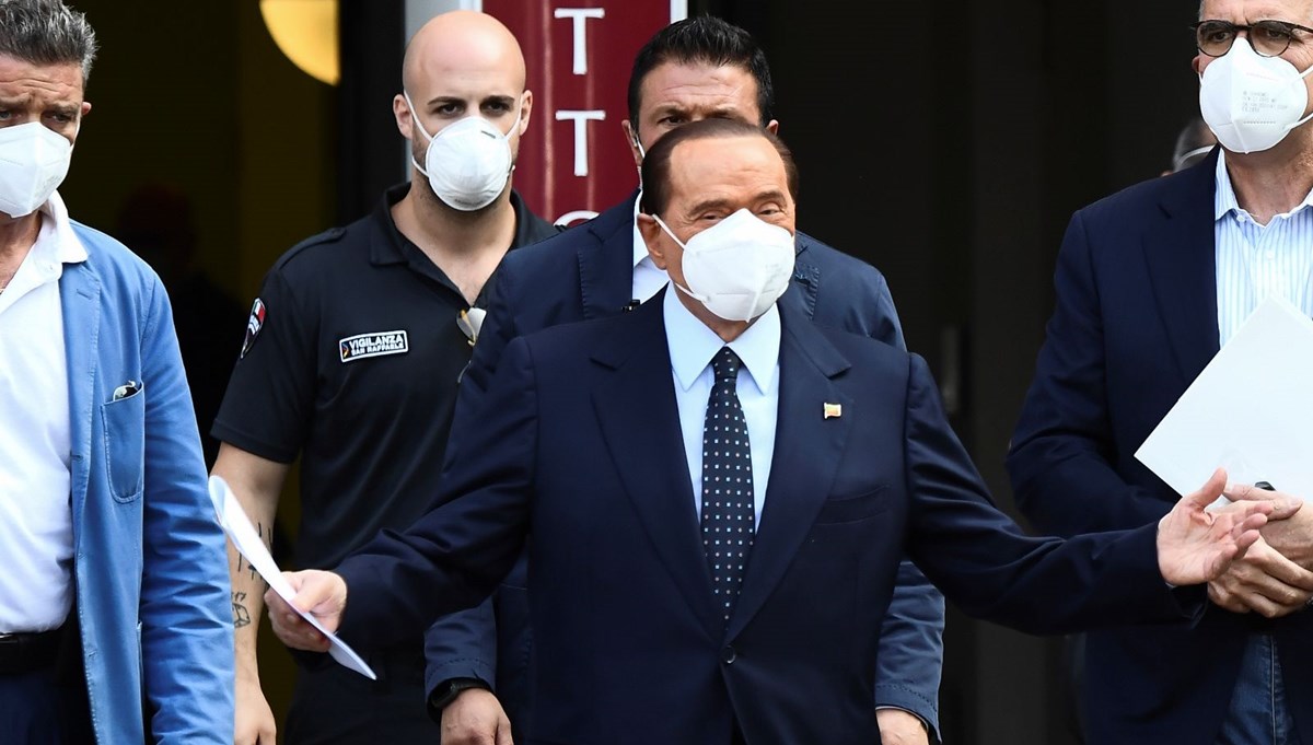 Berlusconi, İtalya Cumhurbaşkanlığı adaylığından çekildi Berlusconi, İtalya Cumhurbaşkanlığı adaylığından çekildi