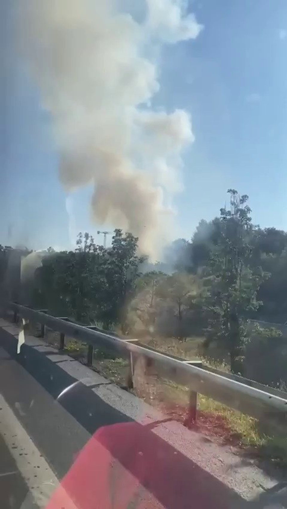Ağaçlık alandaki yangın köprü trafiğini kilitledi - 1