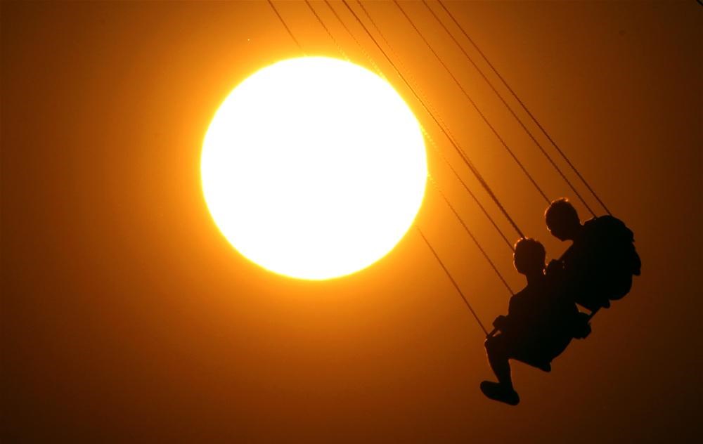 Текстура солнца. Солнце в ладошках. Солнце отталкивающая. Солнце отталкивающая. Комета лавджой 2011.