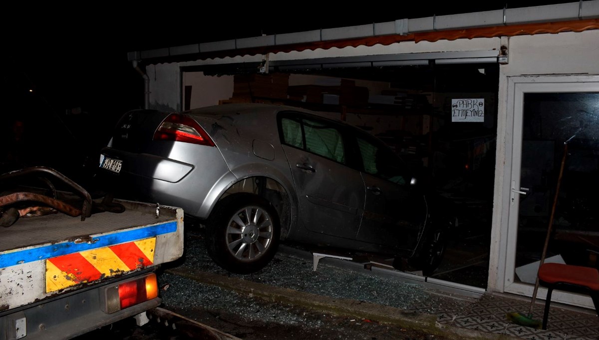 Freni tutmayan otomobil mobilya atölyesine girdi