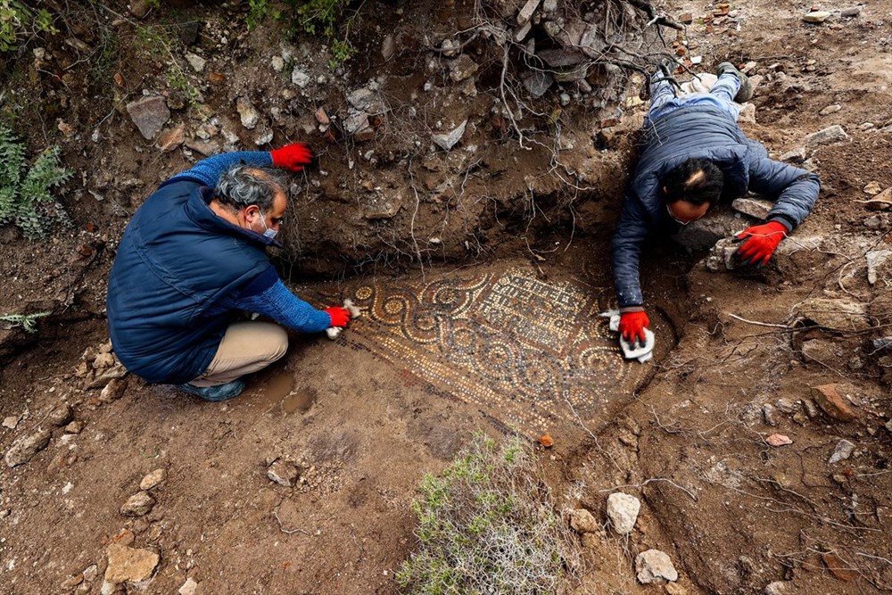 İzmir'de kaçak kazı sırasında manastır ve 1500 yıllık mozaik bulundu - 9