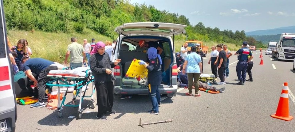 TEM'de minibüs takla attı: Ölü ve yaralılar var - 1