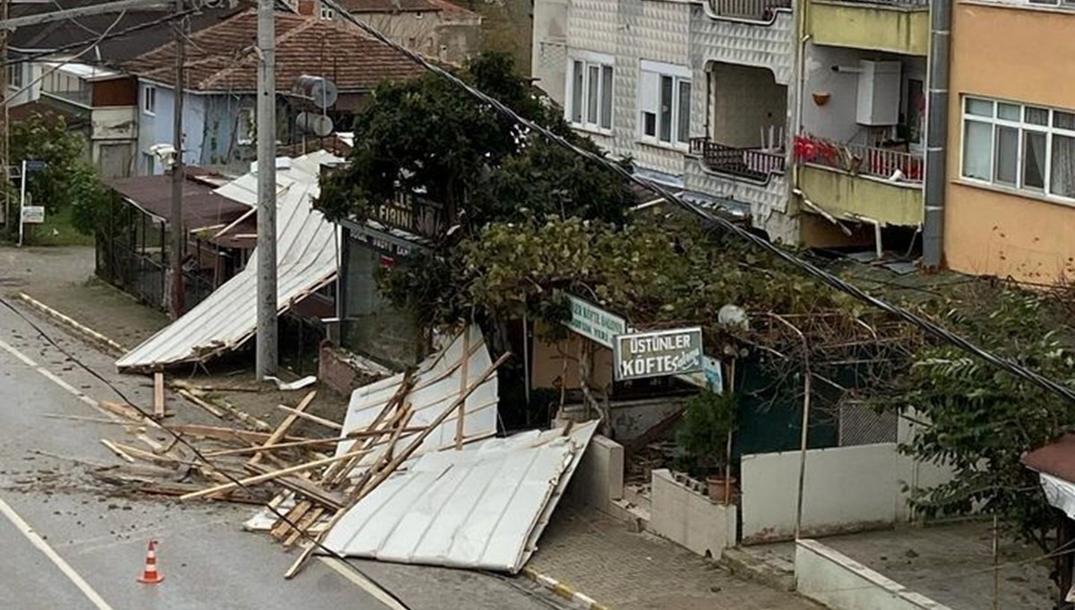 Fırtına çatıyı uçurdu: 2 yaralı Fırtına çatıyı uçurdu: 2 yaralı