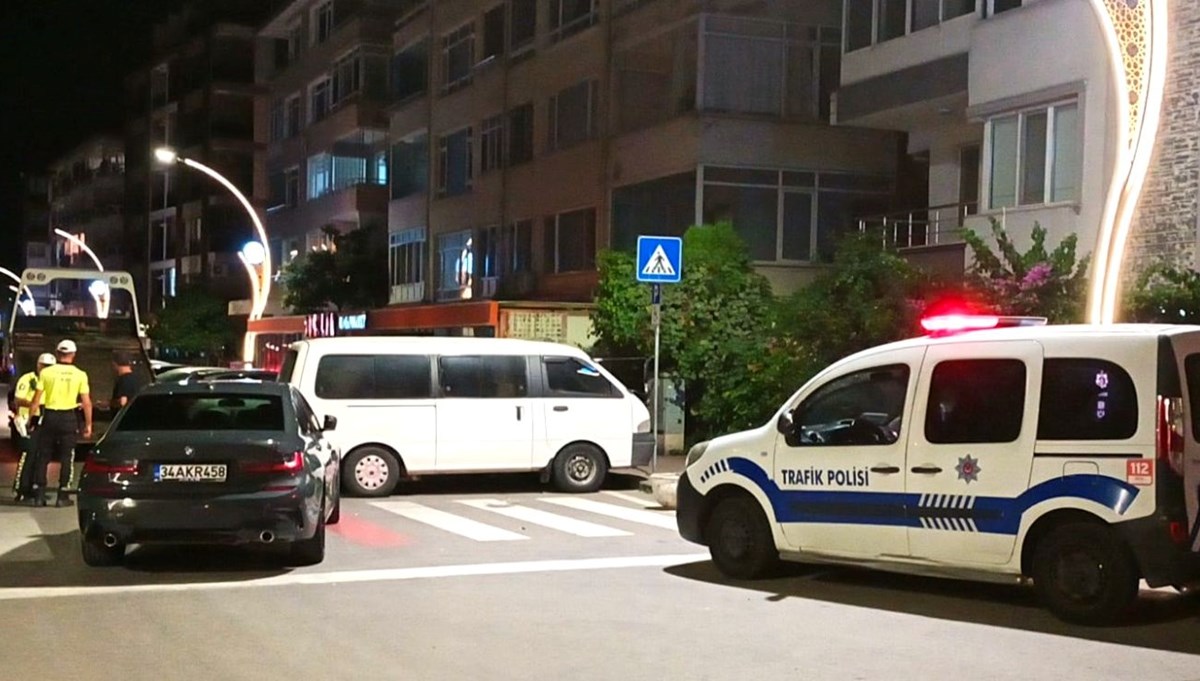 Kocaeli'de bir sürücü polis kontrol noktasında otomobili bırakıp kaçtı Kocaeli'de bir sürücü polis kontrol noktasında otomobili bırakıp kaçtı