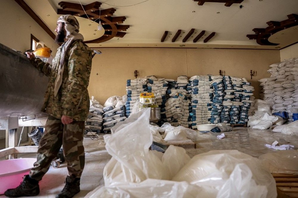 Suriye'de çöken rejimden kalanlar: Uyuşturucu maddeler ateşe verildi - 4