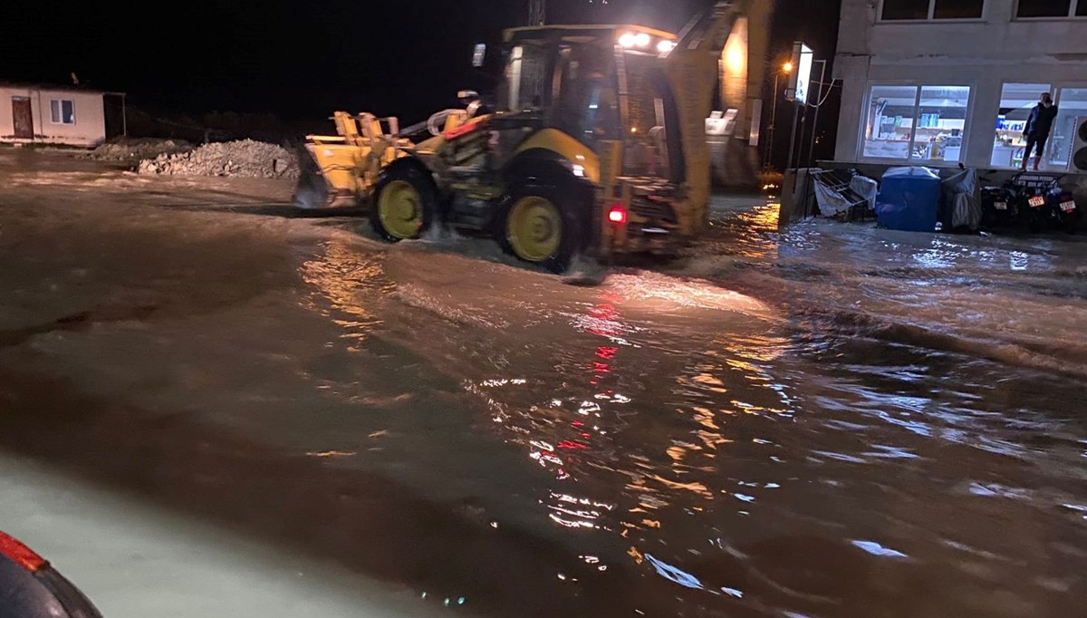 Hatay'da caddeler göle döndü Hatay'da caddeler göle döndü