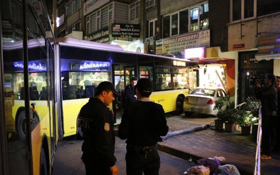 Mecidiyeköy'de otobüs mağazaya girdi - 2