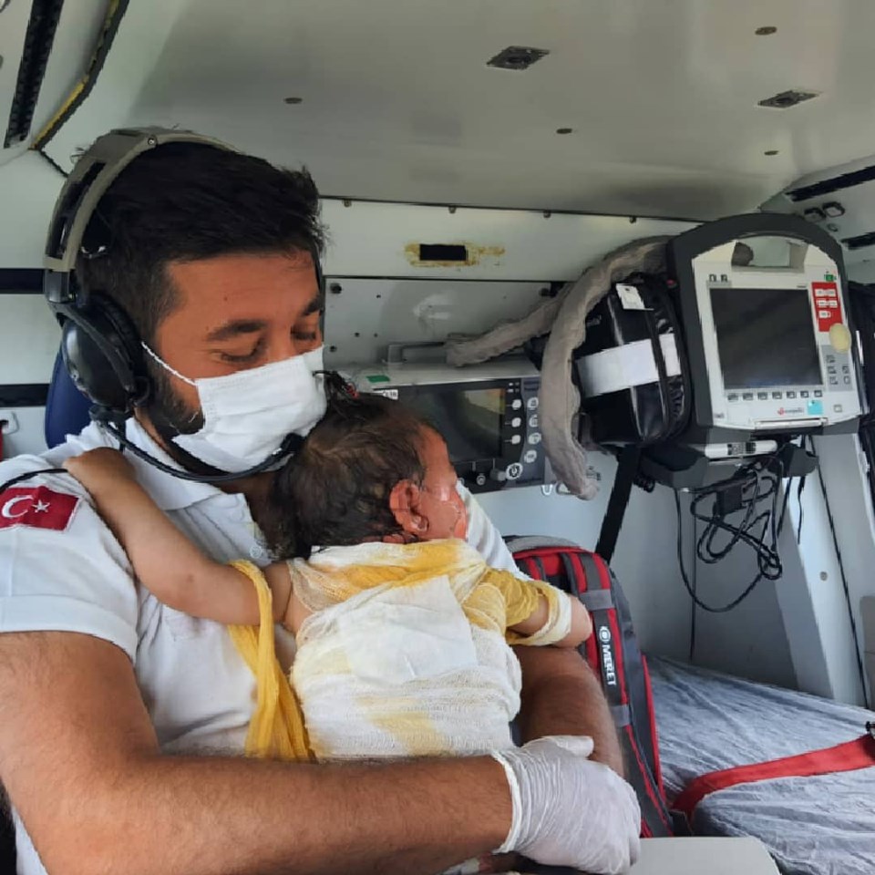 Sıcak suyla yanan Beril bebek ambulans helikopterle Eskişehir'e sevk edildi - 2