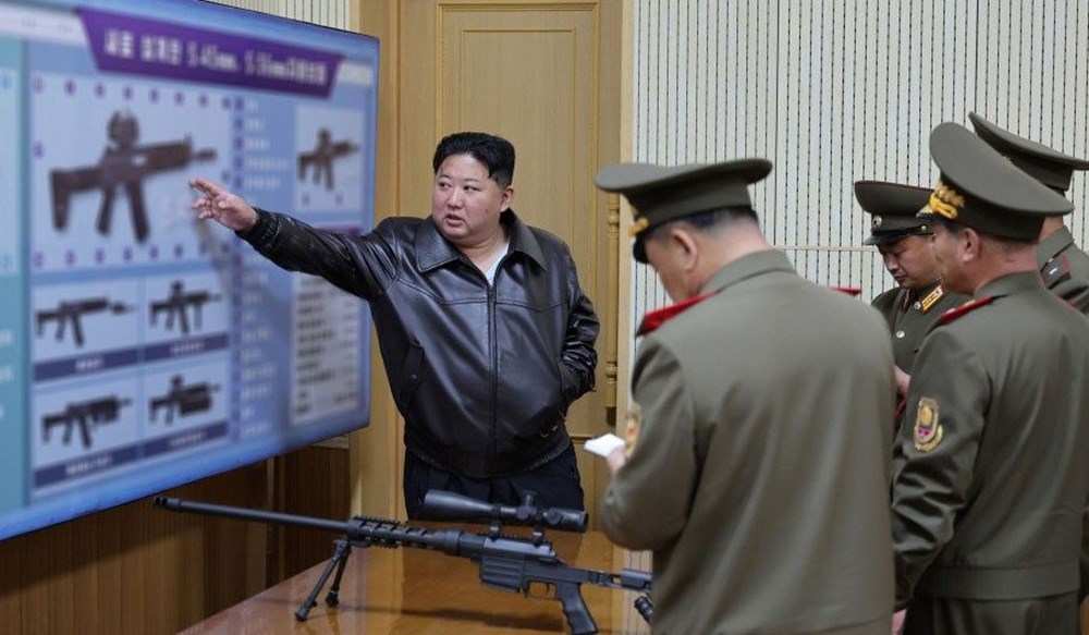 Kim Jong-Un silah fabrikalarını denetledi: Deneme atışında hedefi 12'den vurdu - 6