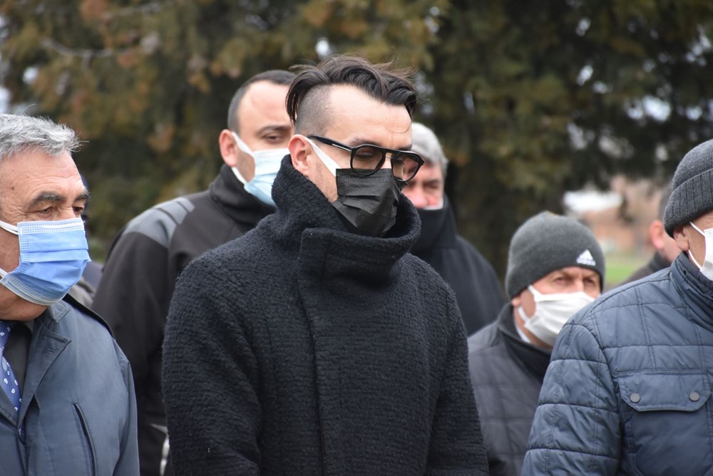 Müzisyen Cem Adrian babasını son yolculuğuna uğurladı - 6