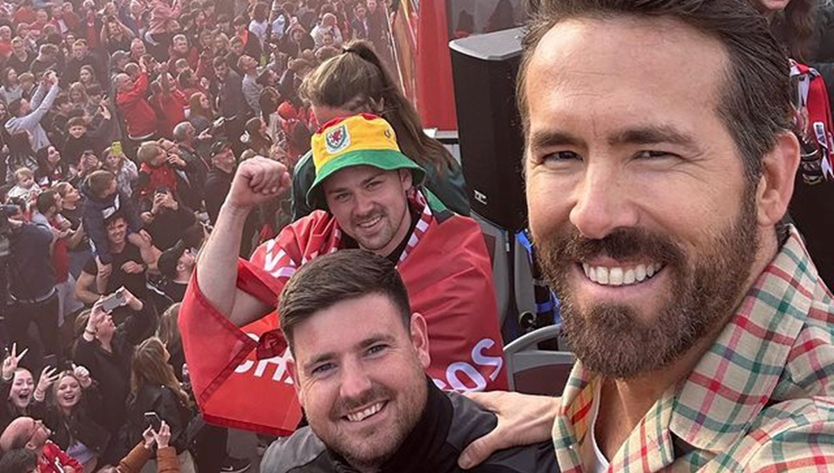 Hollywood yıldızları Ryan Reynolds ile Rob McElhenney Wrexham'ın şampiyonluk kutlamasında