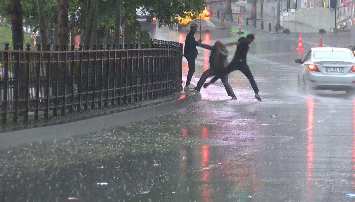 İstanbul ve İzmir için art arda uyarılar: Meteorolojiden turuncu kodlu alarm!