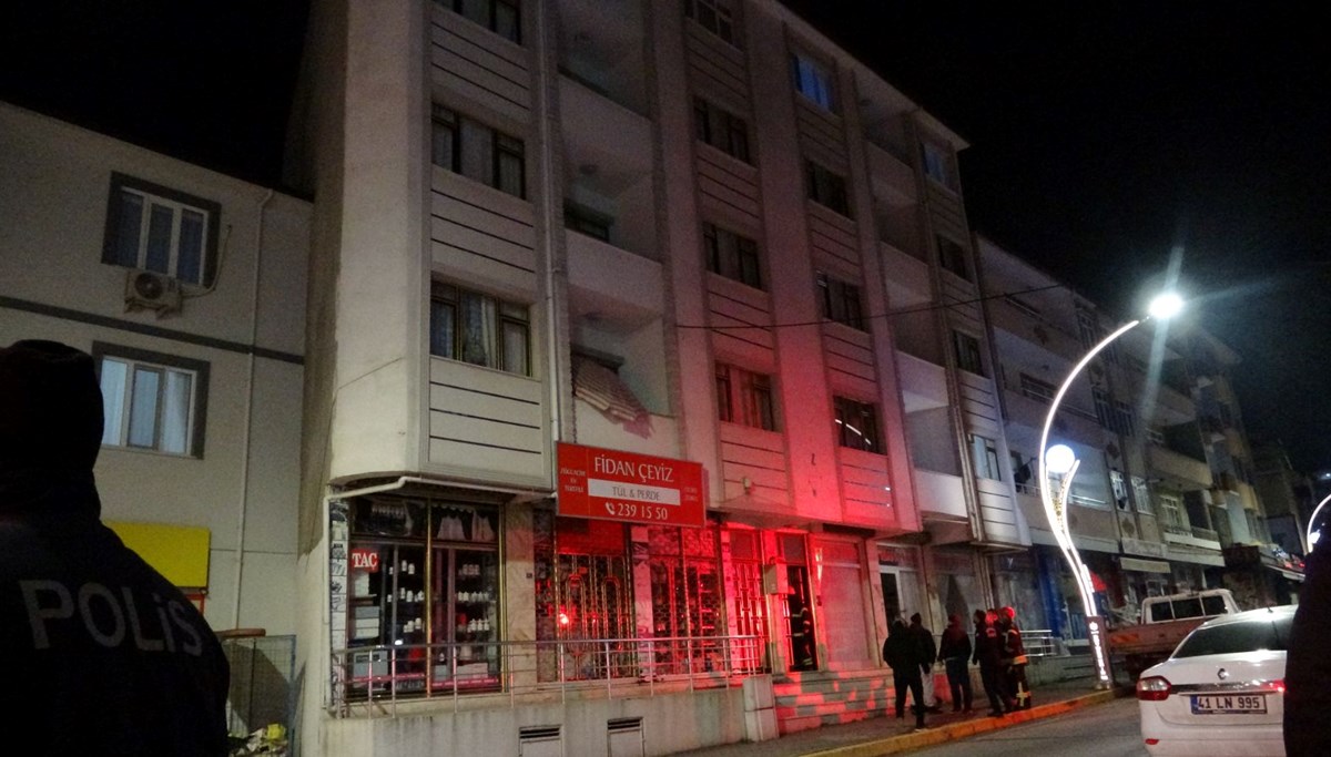 Banyoda bir anda dökülen fayanslar panik yarattı: 5 katlı bina tahliye edildi Banyoda bir anda dökülen fayanslar panik yarattı: 5 katlı bina tahliye edildi