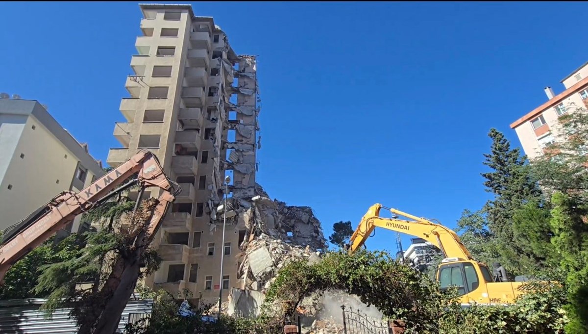 11 katlı bina kontrollü yıkım sırasında çöktü