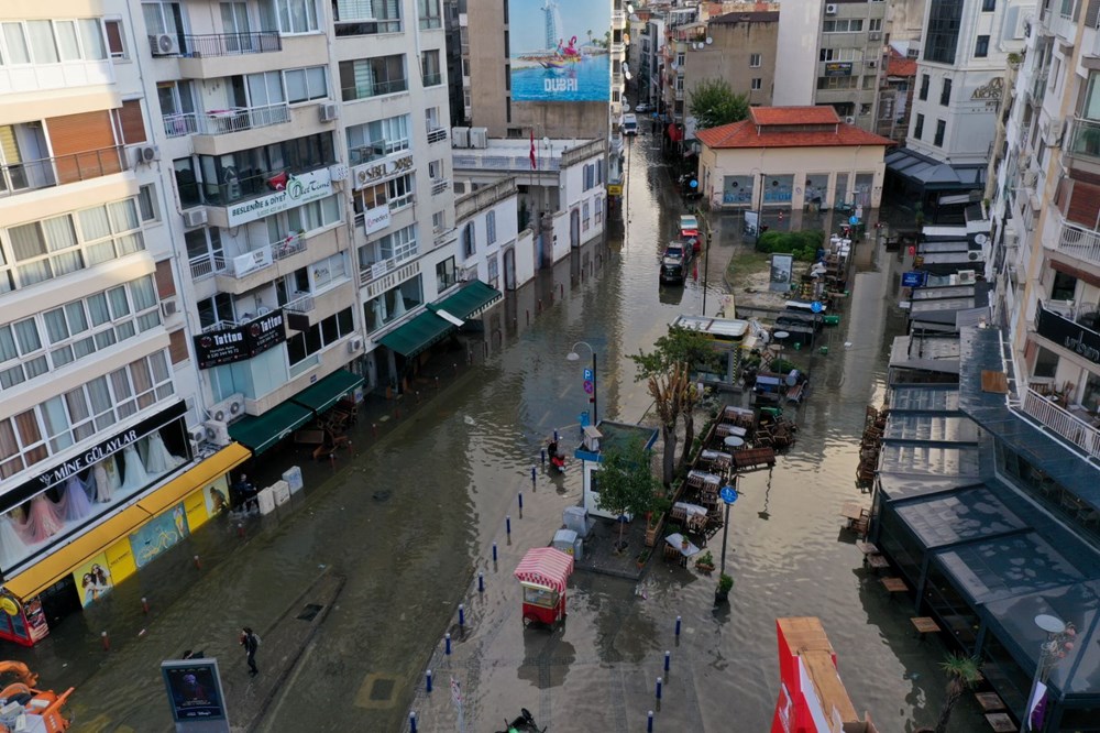 İzmir'i sağanak ve fırtına vurdu: Kıyı şeridi su altında! - 3