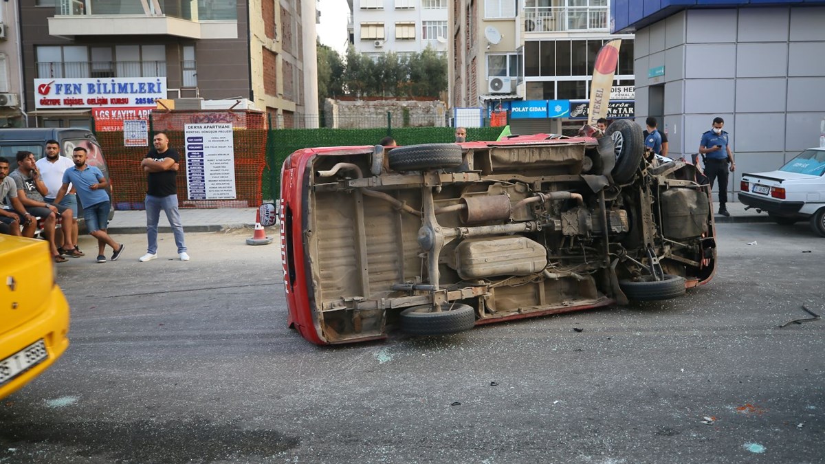 Izmir De Panelvan Park Halindeki Araclara Carpti 3 Yarali Ntv