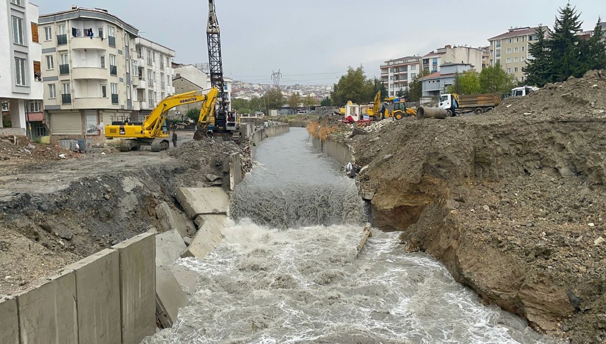 Esenyurt'ta istinat duvarı yıkıldı