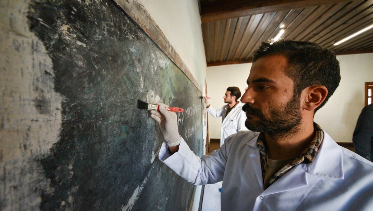 Sıva altından çıkarılan 90 yıllık taş tahta, üzerindeki izlerle korumaya alındı