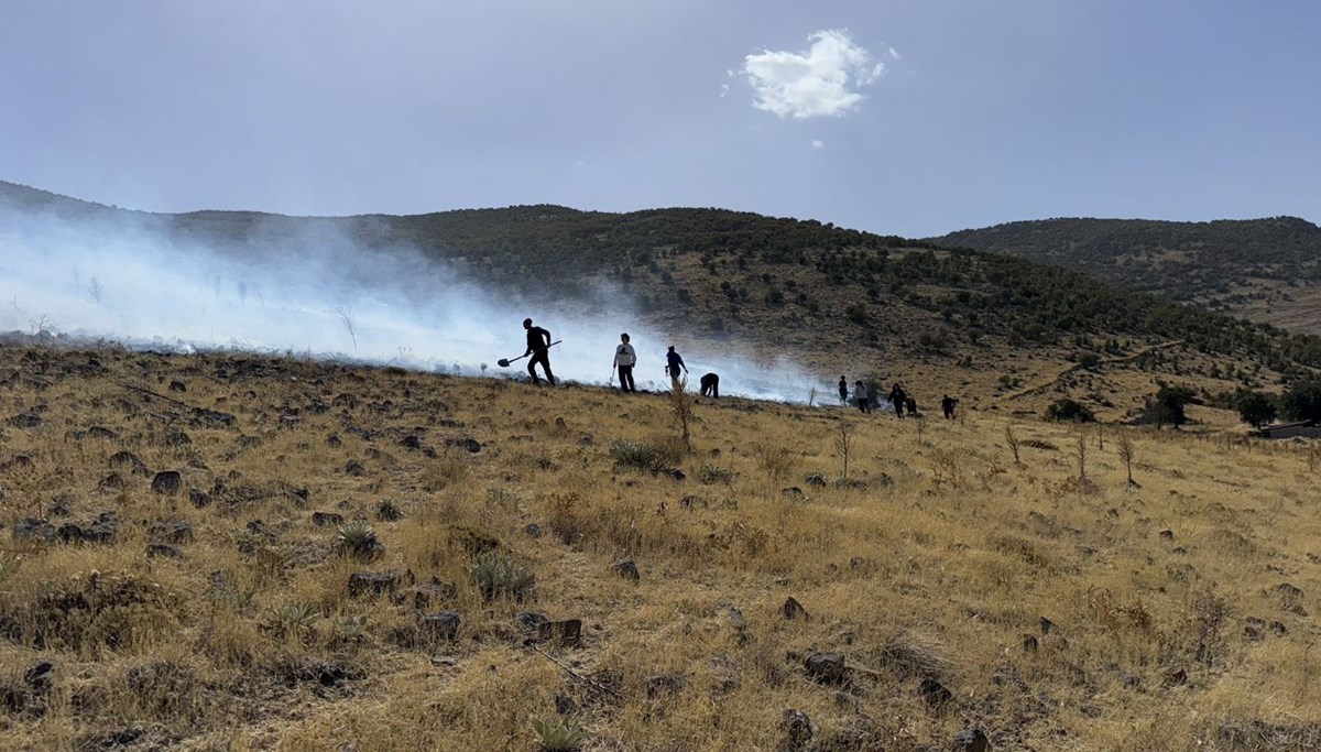Karapınar’da ot yangını ormana sıçramadan söndürüldü