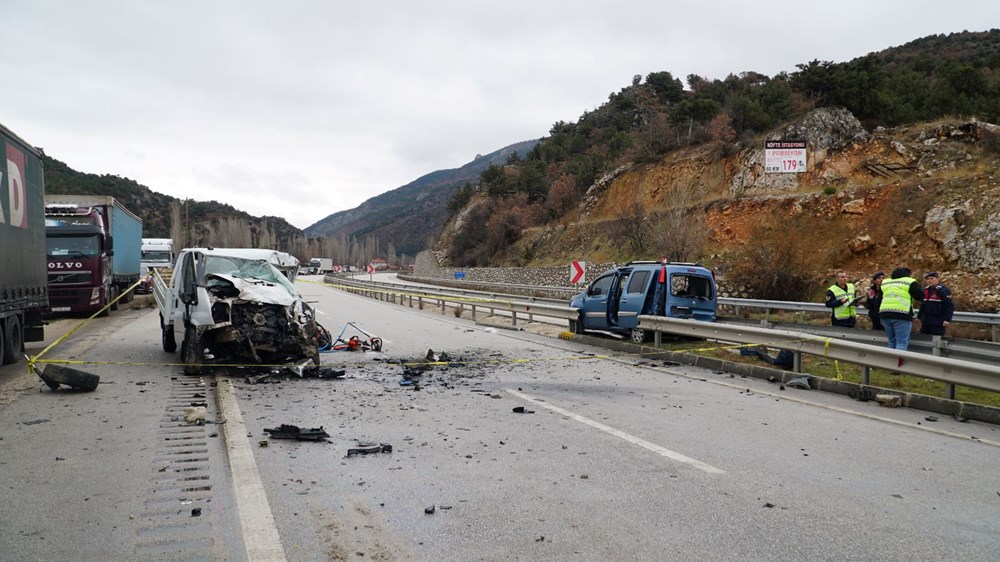 Çorum'da 4 araç birbirine girdi: 2 ölü, 5 yaralı - 4