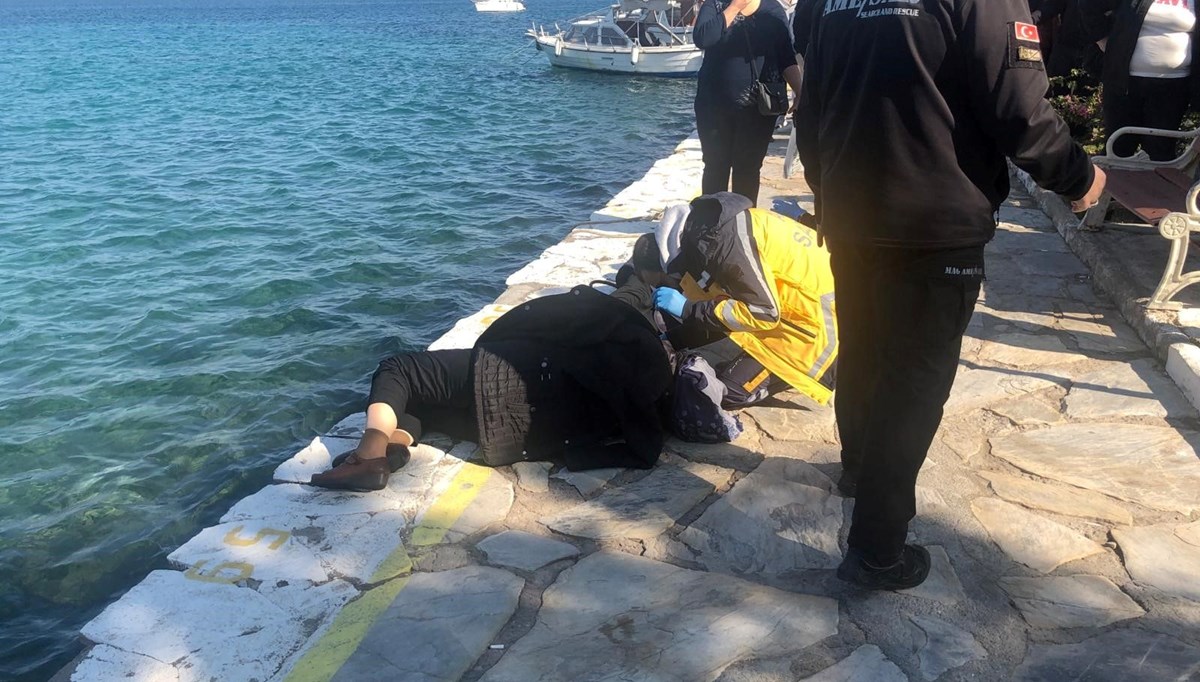 İki kadın selfie çekerken denize düştü