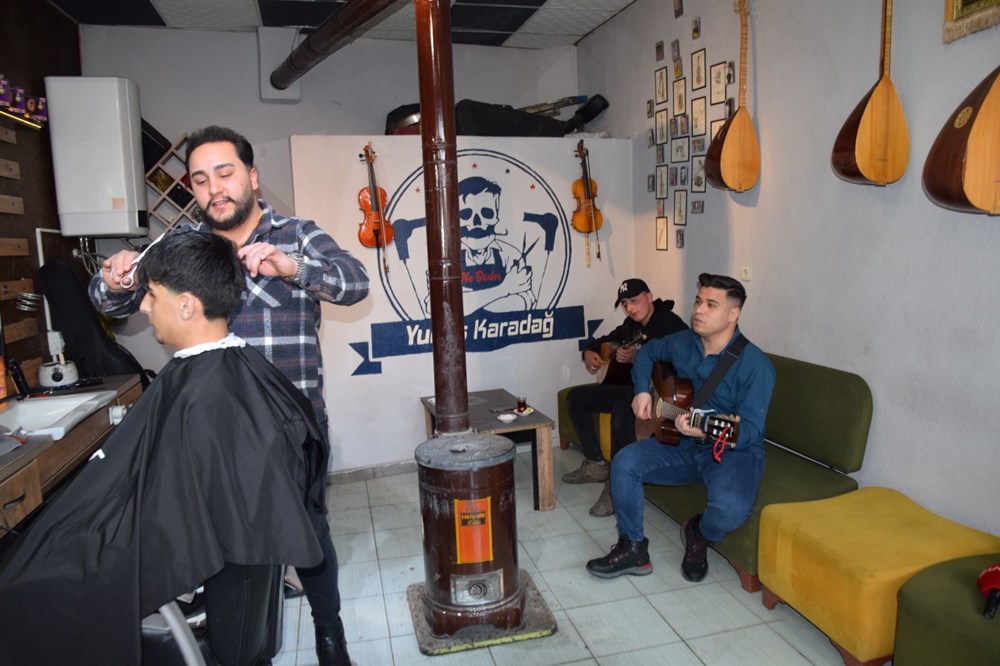 Konservatuvarı bıraktı, makası kaptı: Berber şarkı söylerken saç kesiyor 76